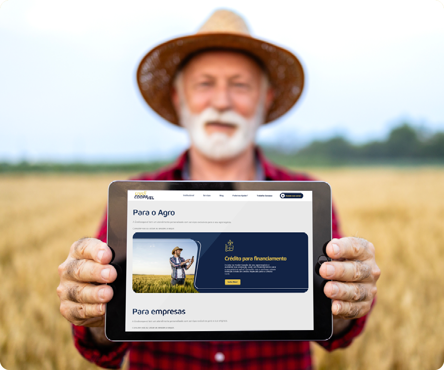 Imagem ilustra produtor rural fazendo seu planejamento financeiro utilizando as ferramentas digitais disponibilizadas pela Credicoopavel, como site oficial com servi�os ou aplicativo.